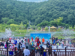 무더위 싹~ 날려줄 '물총·버블파티'··· 대가야생활촌, 여름이라 더 즐겁다
