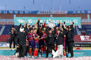 '대역전극' 김천상무, 부산 꺾고 K리그1 직행