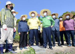 이철우 경상북도지사, 예천군서 '모내기 소통'... 현장 애로 청취·주민과 환담 나눠