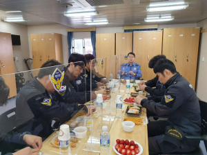 울진해양경찰 서장, 구조대원과 격의 없는 소통