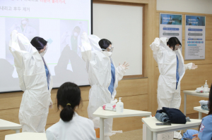 '개인보호구 착용 실습하는 예비 간호사들'