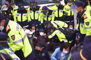 사드기지 자재 반입 놓고 주민·경찰 '또 충돌'