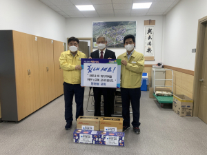 김천시 평화동교회, 복지센터에 격려품 전달해 
