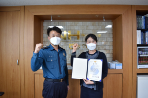어르신의 재산 3000만원 지켜준 은행원… 경주경찰서, 양남농협 직원에 보이스피싱 피해 예방 공로 감사장