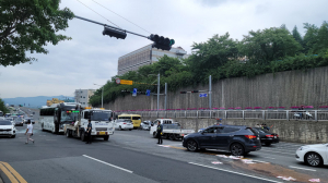 경주서 등굣길 통학버스 등 차량 6대 쾅… 4명 병원 이송