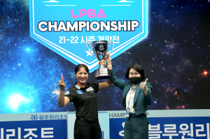 스롱 피아비, 김가영 꺾고 'LPBA 우승 트로피 번쩍' 