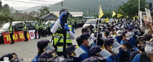  성주 사드기지에 물자 또 반입… 주민들 반발
