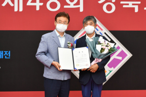 경북도 미술대전 시상… 오태석씨 서양화 '호롱과 펜' 대상