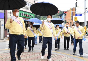 양산쓰면 체감온도 10℃ '뚝' 불쾌지수 낮추고 자외선 차단… 이철우 경북도지사, 폭염경보 대응 현장 점검