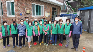 김천시 대곡동 새마을 남·여지도자협의회, 경로당 청소·방역 