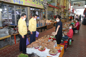 상주시의회, 추석 맞이 전통시장 장보기로 '경제 활력 이끌어'