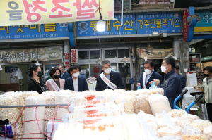 경주시의회, 전통시장 장보기로 '인정 넘치는 사랑 나눔'
