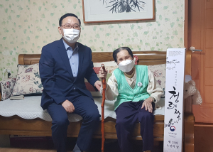 상주시 신흥동, 100세 맞은 어르신에 '청려장'
