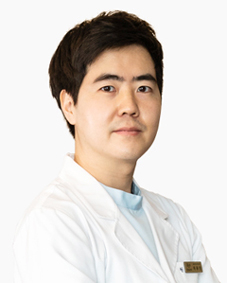 피곤하면 나타나는 '눈 밑 떨림'… 안검연축일 수 있어
