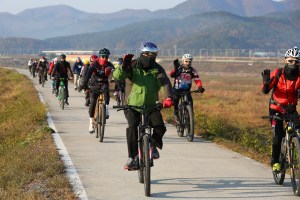 주낙영 경주시장, 형산강 자전거도로 페달 밟으며 직접 살폈다