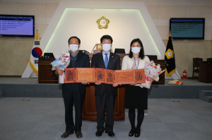 최훈식 의성군의회 산건위원장·김필교 전문위원실 주무관, 현장 중심 의정·의회 원활 운영 '공적 치하'