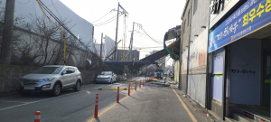 경주 아파트 공사현장 건설기계 넘어져 '아찔'