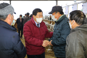 주낙영 경주시장, 새해 맞이 가축시장 방문·격려