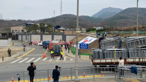 박근혜 전 대통령 사저 입주 환영 발길 '연이어'