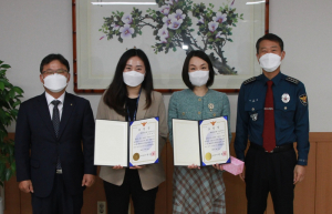 은행 직원들 기지 발휘해 피싱 범죄 막았다… 청도경찰서, 농협 석지안·김다인 계장에 표창장 