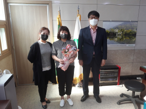 상주시 동문동 행정복지센터, 어버이날 효행자 시장 표창패