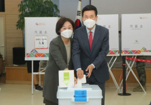 이강덕 포항시장 후보 내외, 투표 완료 