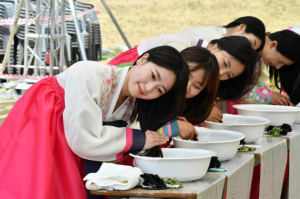 경산시, 창포물에 머리감으며 전통명절 의미 되새겨요