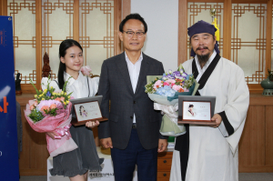 훈장 김봉곤·가수 김다현 '영주시 홍보대사 위촉'