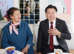 오영훈 제주도지사, 칠곡할매들 만나 '웃음꽃'