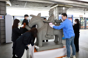 경복궁역서 만나는 특별한 '경주엑스포 홍보대사'