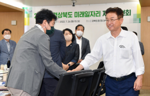 이철우 경북도지사의  일자리 정책 차별화 '通'