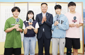 중학생이 축사하고 군수가 박수··· 이색 흉상 제막식 '눈길' 