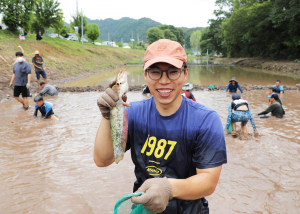 영양군, 주민 주도형 '선바위 메기 축제' 성료