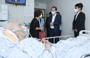 홍준표 대구시장, 광복절맞이 독립유공자 권중혁 지사 위문