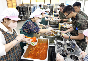 경산시여성단체협의회, 군 장병 위문 간식 대접