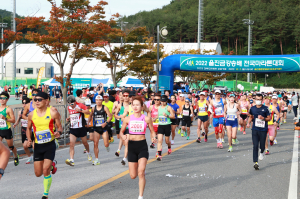울진군, 마라토너들··· 울진 해안 절경 따라 힘찬 질주