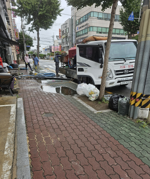 경주시청 앞 떡하니  차량 불법 세척