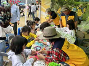 성주군 귀농인연합회, 성주가야산 황금들녘 메뚜기축제서 재능나눔