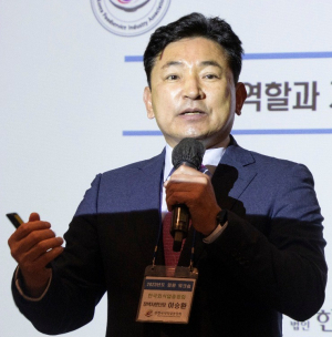 총선 기지개 펴는 '이승환 교수' 북콘서트
