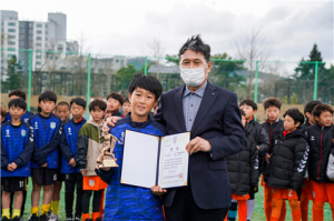 '축구왕 승리'의 꿈을 향한 빛나는 도전 응원
