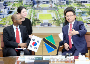 토골라니 에드리스 마부라 주한 탄자니아 대사, 경상북도 방문… 교류 확대 제안