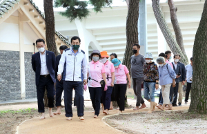 경주시, 황토 카펫 깔린 '황성공원 천년맨발길' 인기