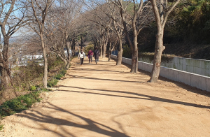 경주시, 명품 맨발걷기 코스 선덕여왕길··· SNS 입소문 타고 '인기'