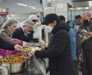 무료급식소 찾은 '장상길 신임 포항부시장'