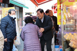 최경환 전 경제부총리, 전통시장을 '핫플'로…경산시장 현장 목소리 경청