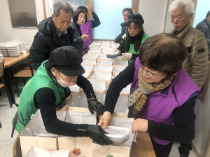 울진군 금강송면 지역사회보장협의체, 정성 가득 밑반찬 선물