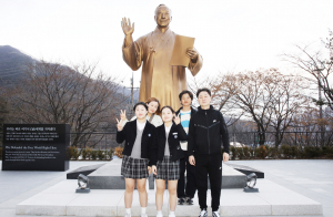 칠곡군, 영화 '건국전쟁' 흥행에··· 관람객 줄잇는 '이승만 동상'