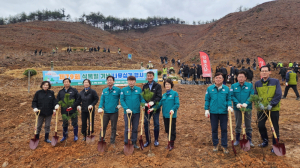 문경시, 한마음으로 식목 '녹색 자원 조성 온 힘'