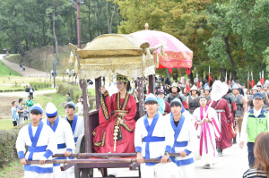 경주시, 선덕여왕 납시오!… 10월까지 행차 재현