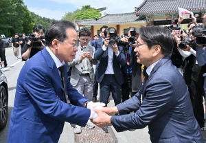 광주시 찾은 홍준표 대구광역시장, 민주 정신으로 '영호남 화합 의지' 굳건